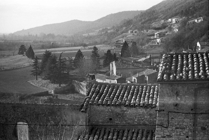 Pont-de-Barret. - Les abords du village vus de la toiture de l'église Notre-Dame la Brune.