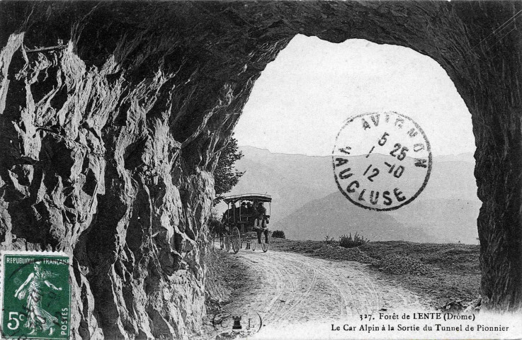 Le car alpin à la sortie du tunnel du Pionnier.