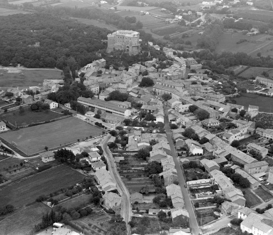 Vue aérienne du village et du château.