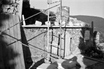 Mirmande.- La façade sud de la sacristie de l'église Sainte-Foy, pendant les travaux de couverture.