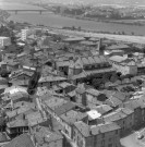 Vue aérienne d'une partie de la ville, au centre l'église Saint-Pierre.