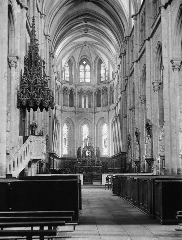 Saint-Antoine l'Abbaye (Isère).- L'intérieur de l'église.