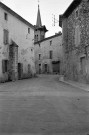 Cléon-d'Andran.- Reste de l'ancienne porte du village et le clocher de l'église Saint-Sauveur.