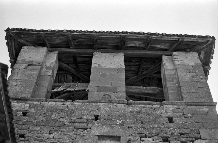 Miribel. - Façade ouest du clocher de l'église Saint-Sévère, reste de base au centre.