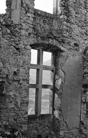 Montbrun-les-Bains.- L'intérieur de la façade sud du corps principal du château, avant les travaux.