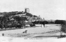Crest.- Vue de la ville et du pont ferroviaire sur la Drôme.