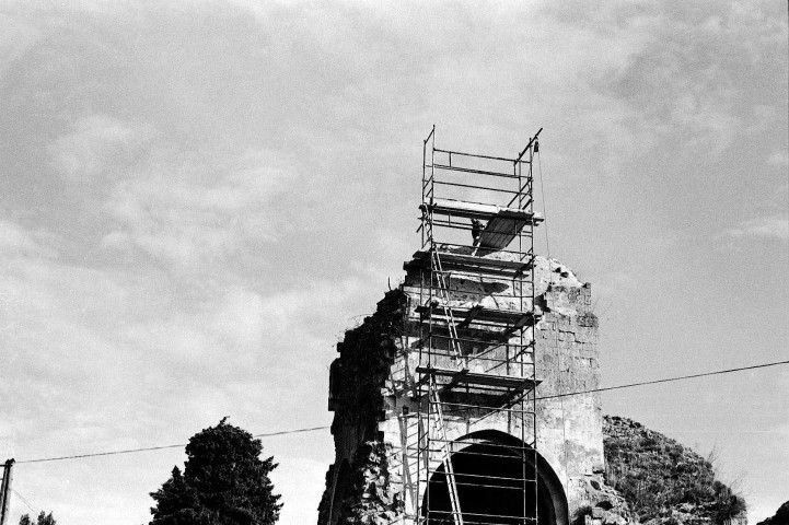 Allan. - Travaux de consolidation de la façade ouest de la chapelle Barbara.