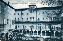 L'école supérieure de Jeunes Filles, l'actuel musée de la Chaussure.