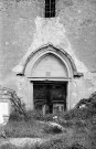 Châteauneuf-de-Galaure.- Le porche de la chapelle Saint-Pierre de l'ancien prieuré de Cordeliers, au hameau de Charrières.