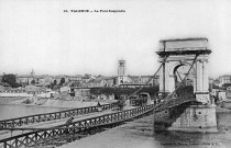 Valence. - Le pont suspendu sur le Rhône (1830-1907).