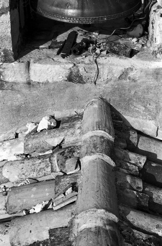 Pont-de-Barret. - Détail du faîtage devant le clocheton de l'église Notre-Dame la Brune, avant travaux.