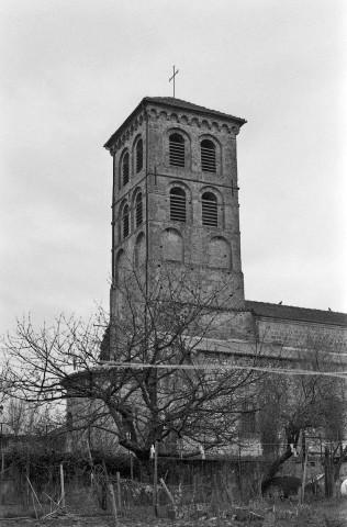 Jaillans.- Le clocher et le chevet de l'église.