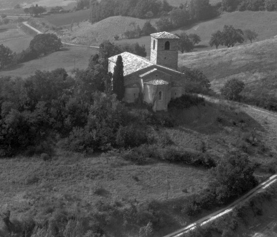 Vue aérienne de l'église romane Saint-Pierre.