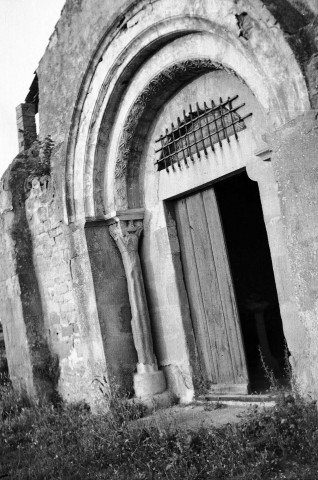 Albon.- Le portail de l'église Saint-Philibert qui était celle d'un prieuré de l'ordre de Saint-Benoît.