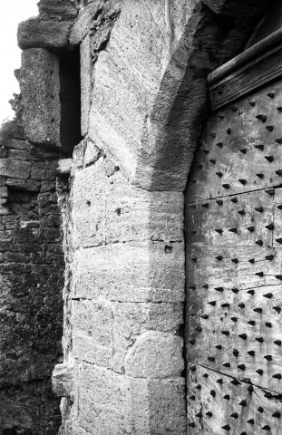 Étoile-sur-Rhône. - Détail du portail nord du château Saint-Ange.