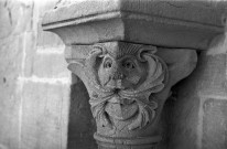 Mours-Saint-Eusèbe.- Chapiteau du porche du clocher de l'église Notre-Dame.