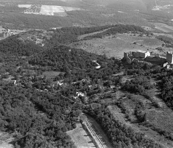 Vue aérienne du château et de ses alentours.