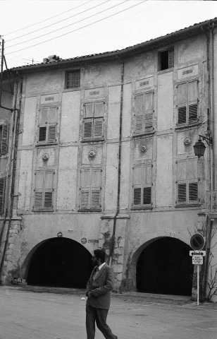 Buis-les-Baronnies. - Arcades au nord de la place du Marché.