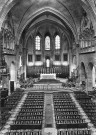 L'intérieur de la collégiale Sainte-Croix.