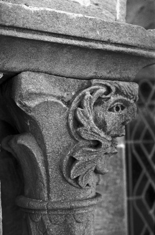 Mours-Saint-Eusèbe.- Chapiteau du porche du clocher de l'église Notre-Dame.