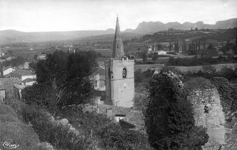 Le clocher et les vestiges du château.