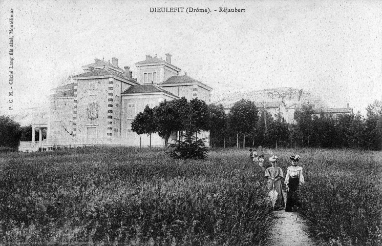 Dieulefit.- Le domaine Réjaubert a appartenu à la famille Morin pendant près de trois siècles. La propriété est vendue en 1942 au "Village d'enfants", elle a acceuilli des milliers d'enfants jusqu'en 1986.