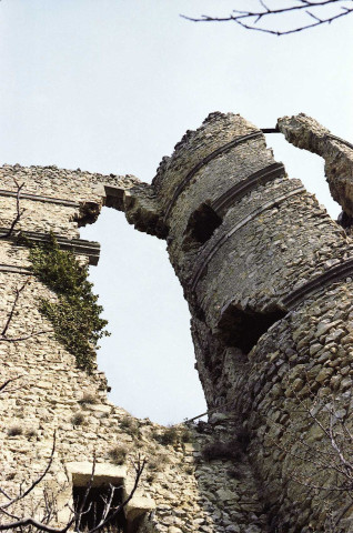 Montbrun-les-Bains.- La tour sud-est et la façade du château avant les travaux de consolidation.