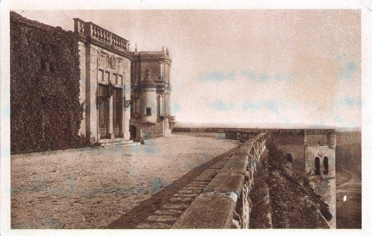 La galerie des Adhémar donnant sur les terrasses.