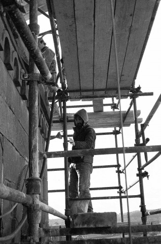 Mours-Saint-Eusèbe. - Le clocher de l'église Notre-Dame en travaux, en novembre 1977.