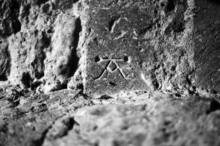 Dieulefit.- Marque de tâcheron sur une pierre du clocher de la chapelle Saint-Pierre.