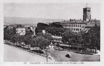 Valence.- L'avenue Gambetta et le clocher de la cathédrale Saint-Apollinaire.