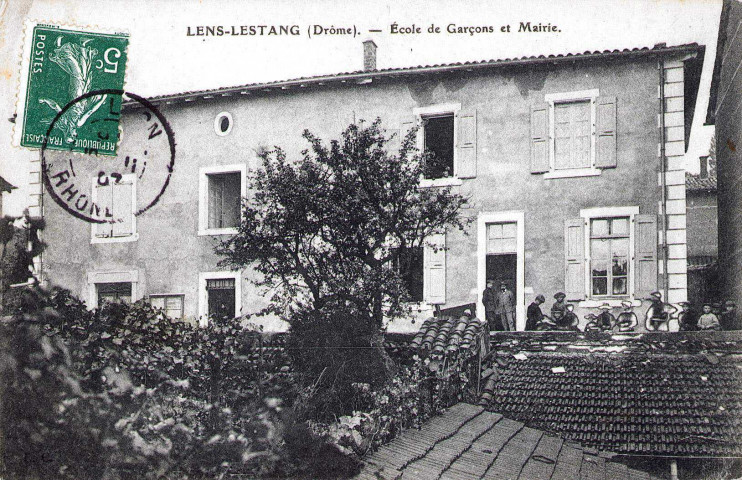 La mairie et l'école.