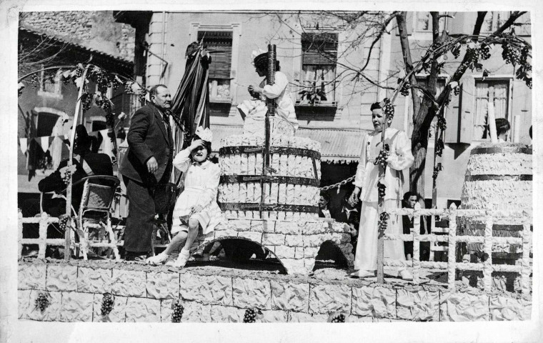 Loriol-sur-Drôme.- Le char de Bacchus à la fête des Bouviers.