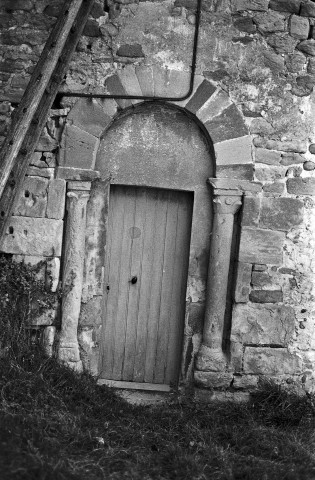 Miribel. - Porte du clocher de l'église Saint-Sévère.