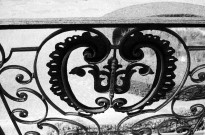 Triors.- Détail du balcon de la façade sud du château.