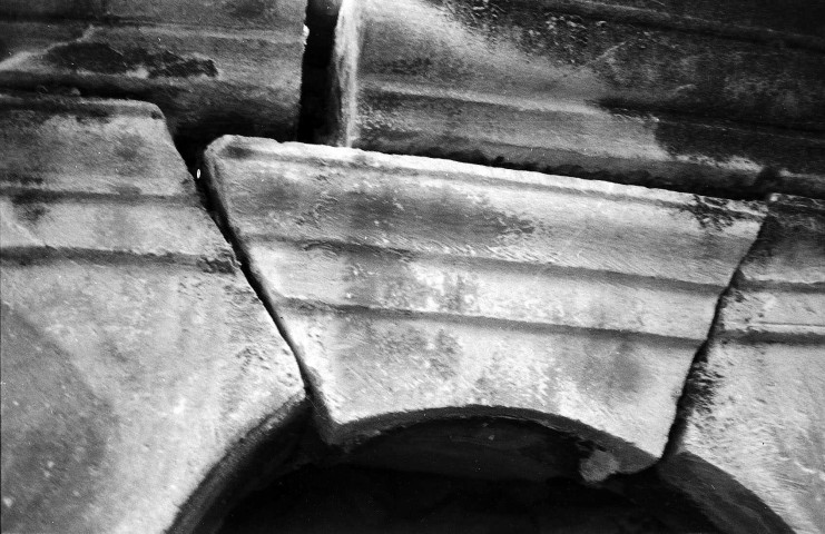 Buis-les-Baronnies.- Les claveaux de la chapelle des Ursulines en travaux de restauration.