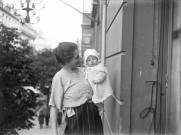 Grenoble (Isère). - Jacques Champin, âgé de quatorze semaines, au bras de sa mère Marthe de Courtois, au balcon de l'appartement.