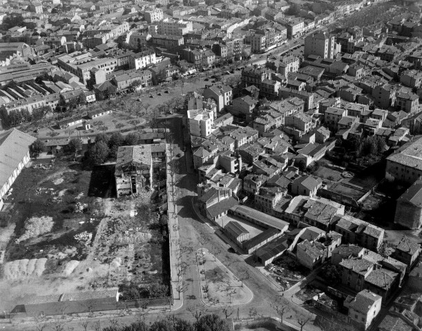 Valence.- Vue aérienne de la caserne Charreton en cours de démolition.