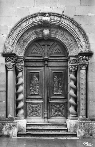 Le porche de l'église Saint-Jean-Baptiste.