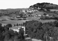 La Bégude-de-Mazenc. - Vue aérienne du château et de l'ancien village Châteauneuf-de-Mazenc.