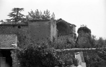 Aleyrac. - Le mur nord du prieuré Notre-Dame-la-Brune, ruiné en 1385.