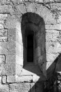 Rochebaudin. - Fenêtre façade sud de la chapelle du cimetière.