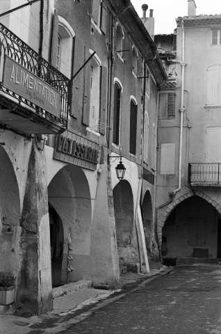 Buis-les-Baronnies.- Les Arcades de la place du Marché.