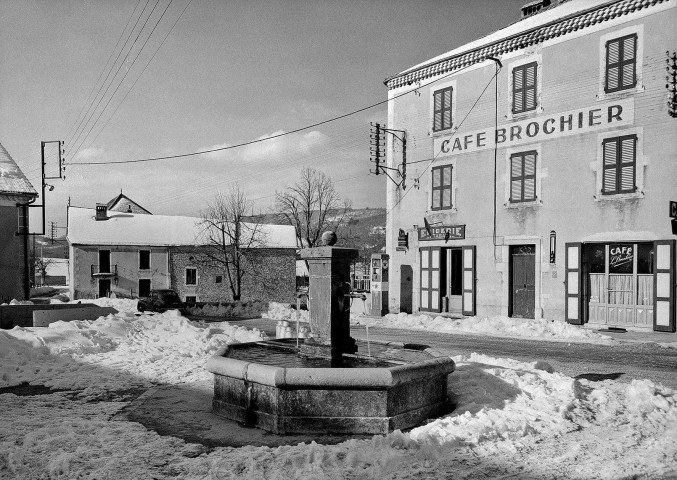 Saint-Julien-en-Vercors.- Place de l'église en hiver et la fontaine.