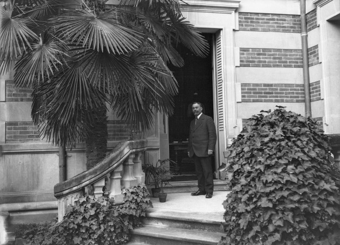 Montélimar. - Albert Aymé-Martin sur le perron de la maison familiale.