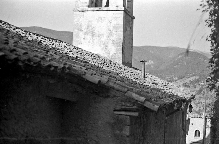 Montbrun-les-Bains. - Couverture de l'église Notre-Dame, face nord.