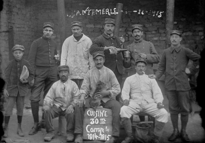 Chantemerle[-lès-Grignan].- Important groupe de soldats près d'un calvaire. Soldats du 17e Régiment d'infanterie, 30ème compagnie, cuisine.