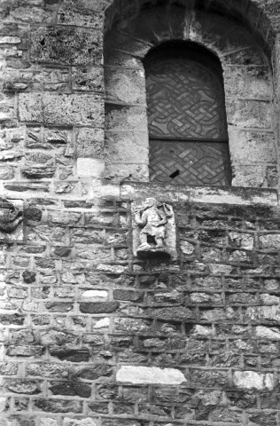 Champagne (Ardèche). - L'église Saint-Pierre, pierre scellée sculptée et fenêtre.