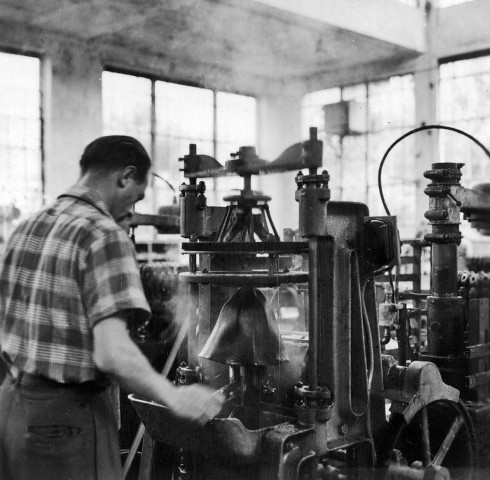 Bourg-de-Péage. - Opération du dressage aux ateliers de la chapellerie Mossant (dans les années 1950).