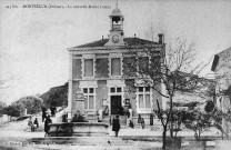 Montségur.- La mairie et la fontaine du village.